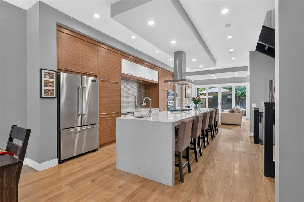 2219 2 Avenue Nw, Calgary, AB - Indoor Photo Showing Kitchen With Upgraded Kitchen