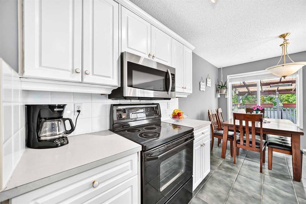 220 Shawbrooke Manor Sw, Calgary, AB - Indoor Photo Showing Kitchen