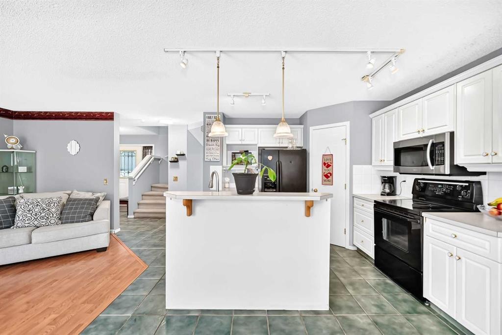 220 Shawbrooke Manor Sw, Calgary, AB - Indoor Photo Showing Kitchen