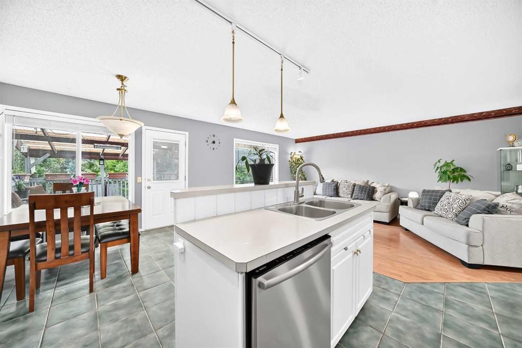 220 Shawbrooke Manor Sw, Calgary, AB - Indoor Photo Showing Other Room