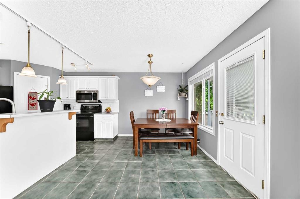 220 Shawbrooke Manor Sw, Calgary, AB - Indoor Photo Showing Kitchen