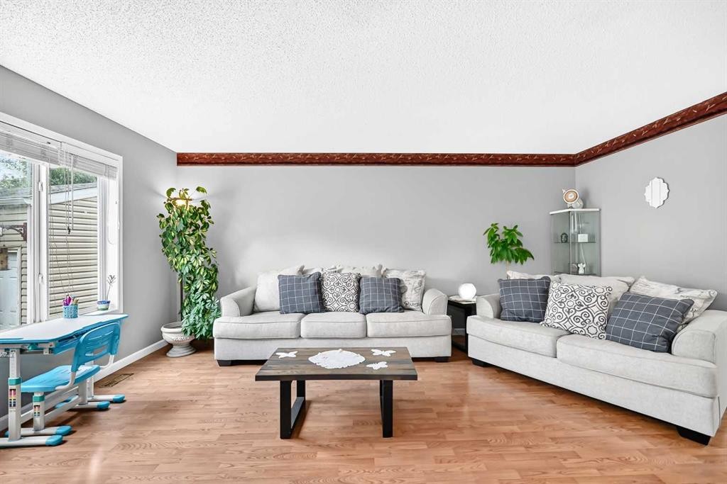 220 Shawbrooke Manor Sw, Calgary, AB - Indoor Photo Showing Living Room