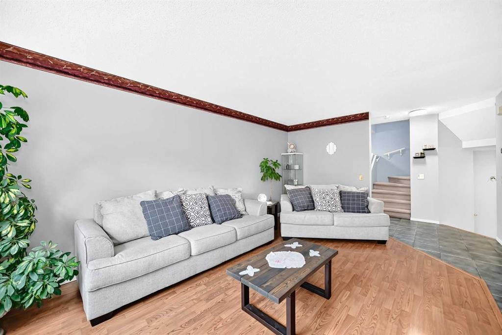 220 Shawbrooke Manor Sw, Calgary, AB - Indoor Photo Showing Living Room