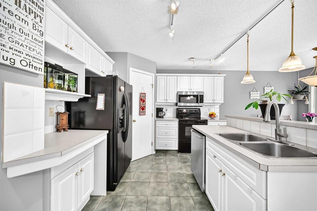 220 Shawbrooke Manor Sw, Calgary, AB - Indoor Photo Showing Kitchen With Double Sink