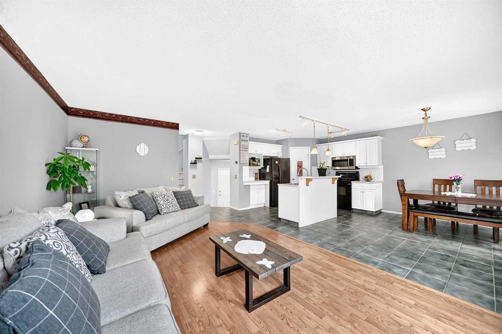 220 Shawbrooke Manor Sw, Calgary, AB - Indoor Photo Showing Living Room