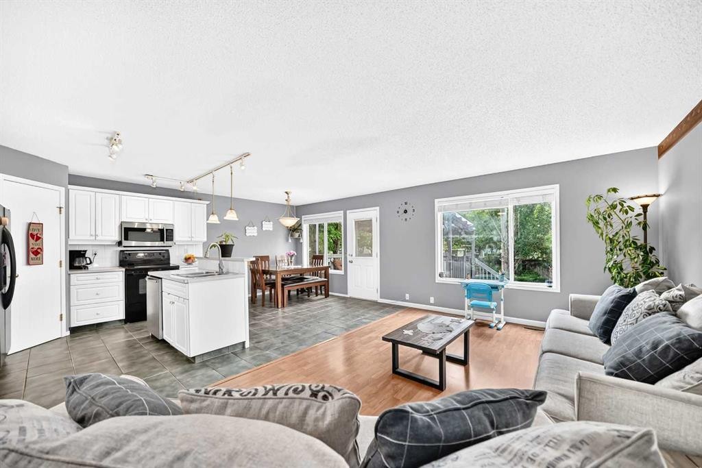 220 Shawbrooke Manor Sw, Calgary, AB - Indoor Photo Showing Living Room