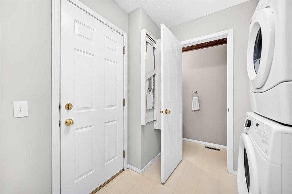 220 Shawbrooke Manor Sw, Calgary, AB - Indoor Photo Showing Laundry Room