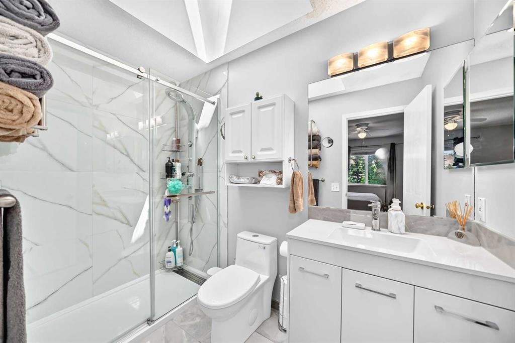 220 Shawbrooke Manor Sw, Calgary, AB - Indoor Photo Showing Bathroom