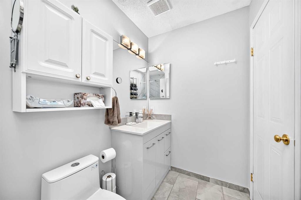 220 Shawbrooke Manor Sw, Calgary, AB - Indoor Photo Showing Bathroom