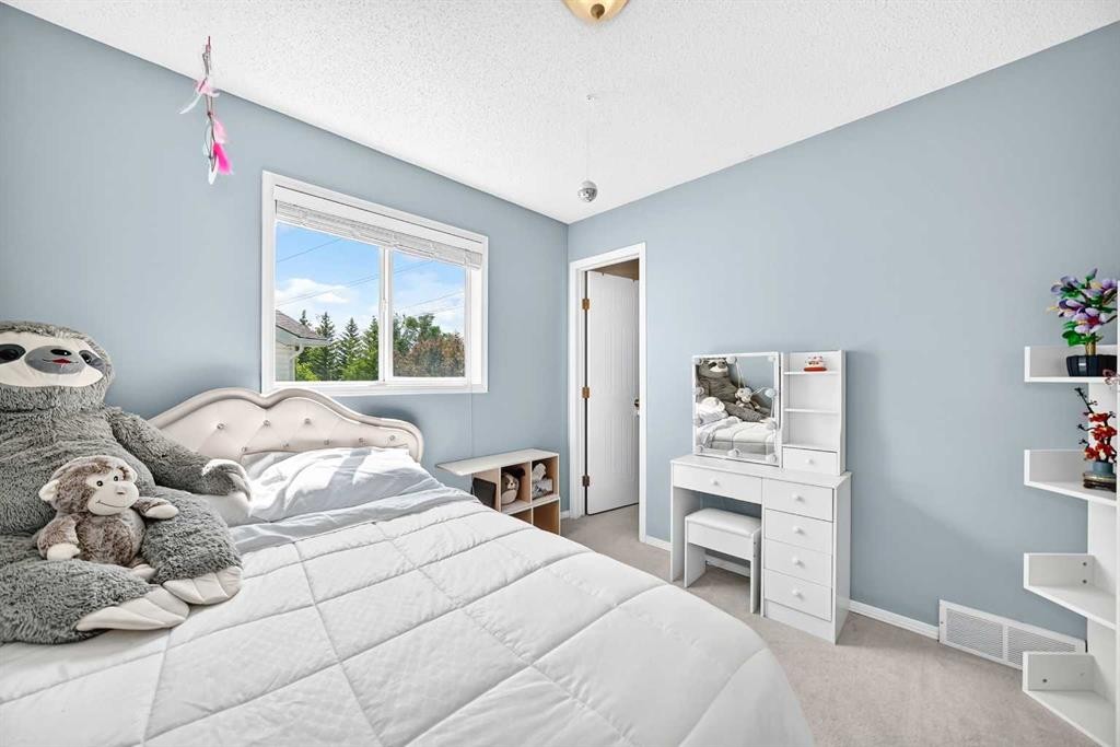 220 Shawbrooke Manor Sw, Calgary, AB - Indoor Photo Showing Bedroom