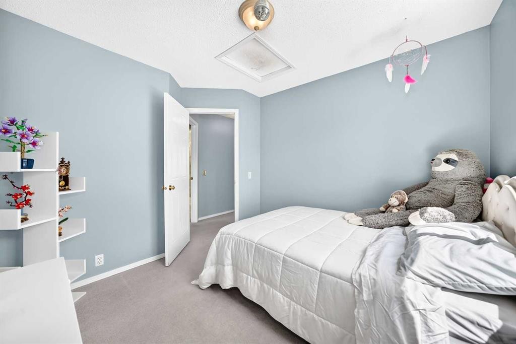 220 Shawbrooke Manor Sw, Calgary, AB - Indoor Photo Showing Bedroom