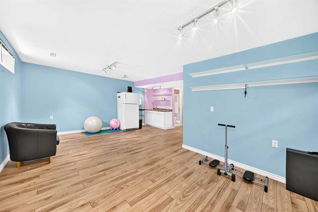 220 Shawbrooke Manor Sw, Calgary, AB - Indoor Photo Showing Other Room