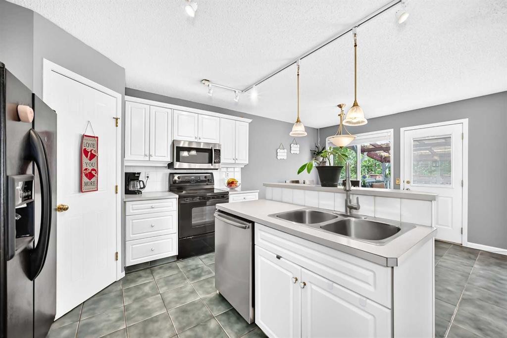 220 Shawbrooke Manor Sw, Calgary, AB - Indoor Photo Showing Kitchen With Double Sink