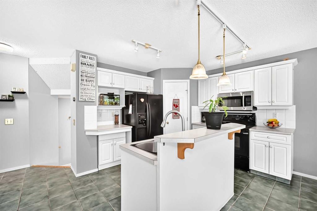 220 Shawbrooke Manor Sw, Calgary, AB - Indoor Photo Showing Kitchen