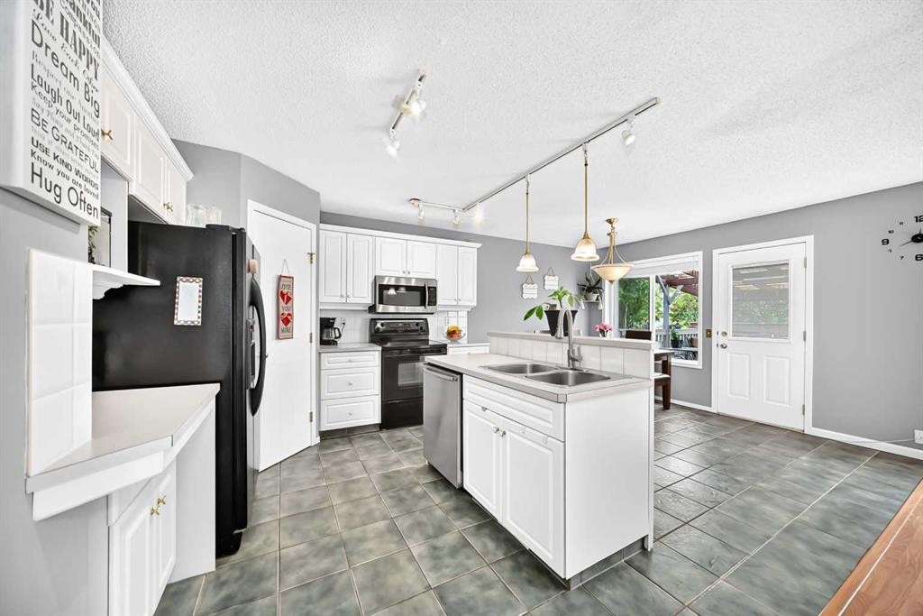 220 Shawbrooke Manor Sw, Calgary, AB - Indoor Photo Showing Kitchen With Double Sink