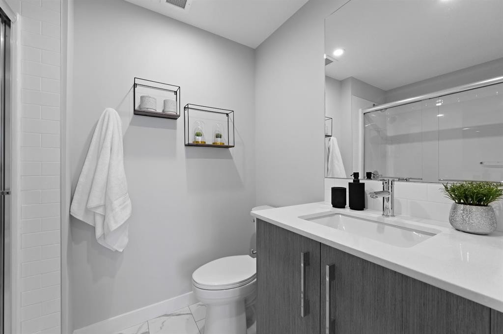 1521-63 Corner Glen Crescent Ne, Calgary, AB - Indoor Photo Showing Bathroom
