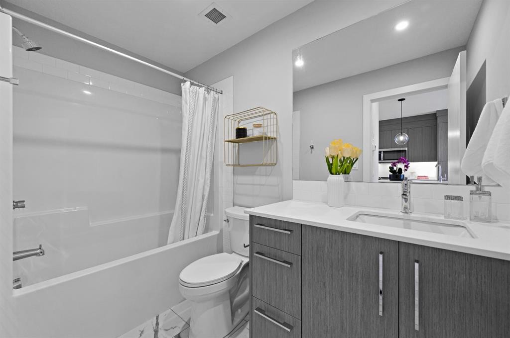 1521-63 Corner Glen Crescent Ne, Calgary, AB - Indoor Photo Showing Bathroom