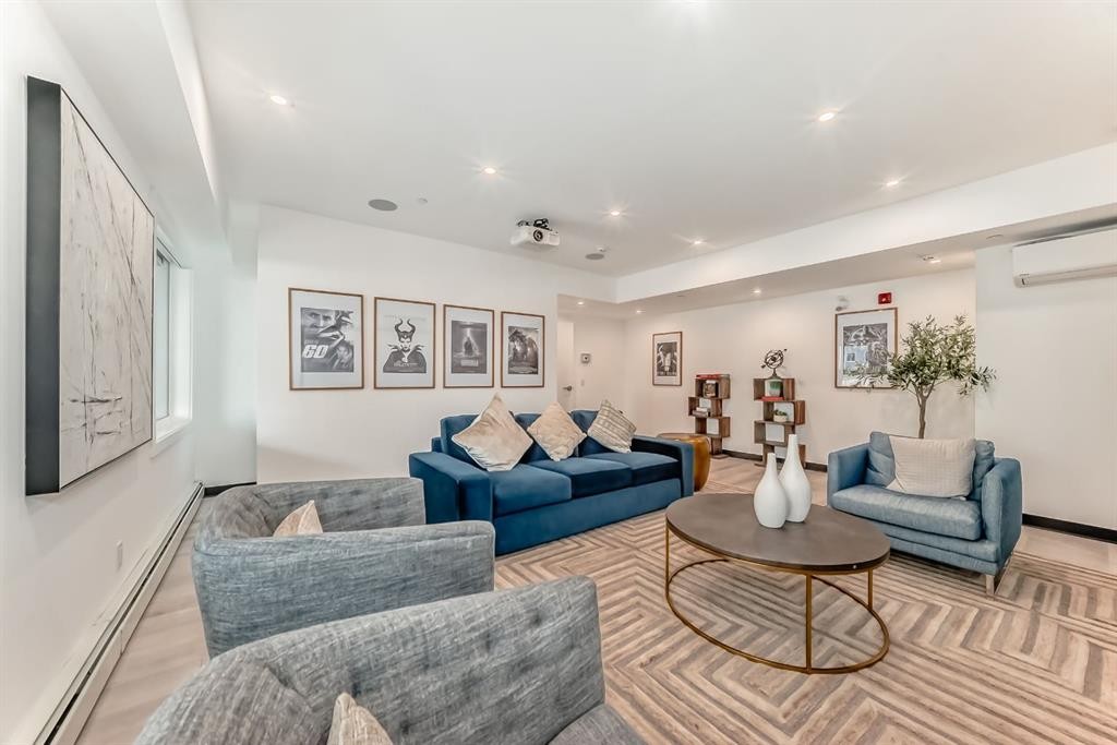 1521-63 Corner Glen Crescent Ne, Calgary, AB - Indoor Photo Showing Living Room