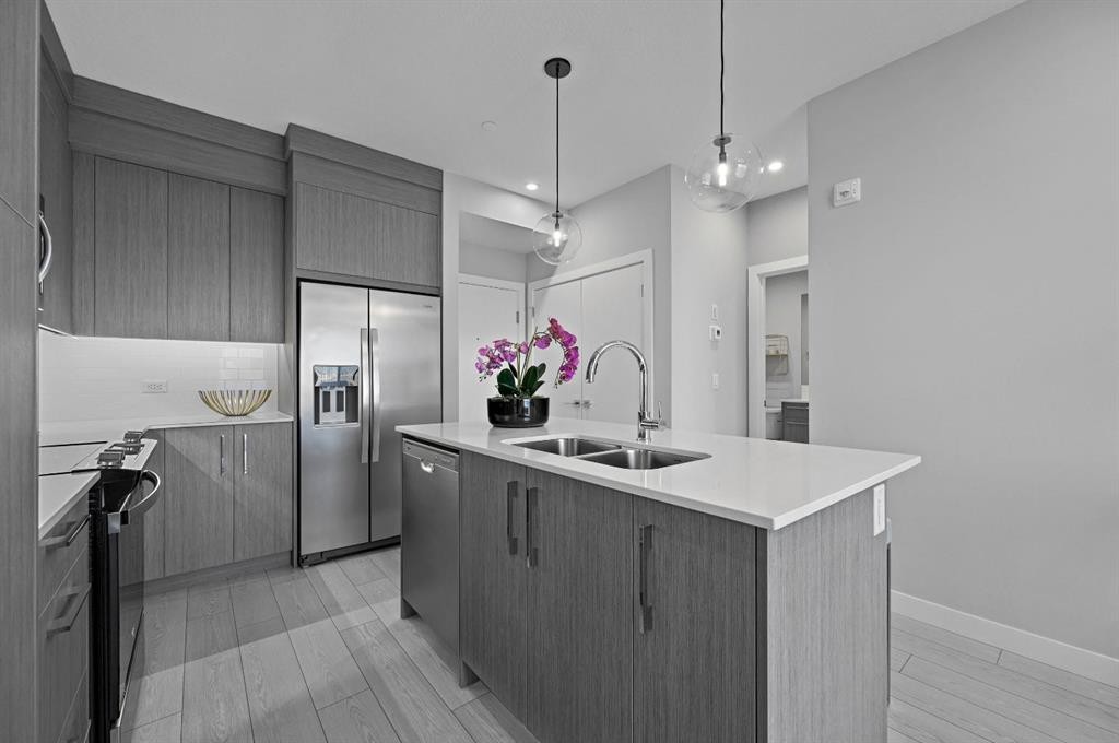 1521-63 Corner Glen Crescent Ne, Calgary, AB - Indoor Photo Showing Kitchen With Double Sink With Upgraded Kitchen