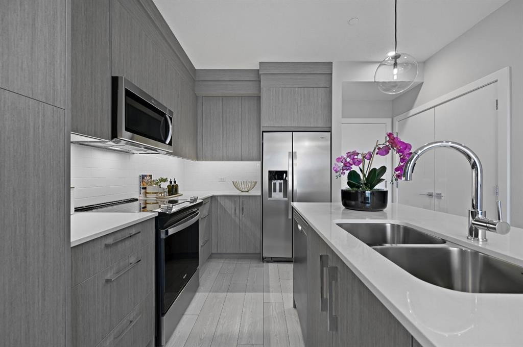 1521-63 Corner Glen Crescent Ne, Calgary, AB - Indoor Photo Showing Kitchen With Double Sink With Upgraded Kitchen