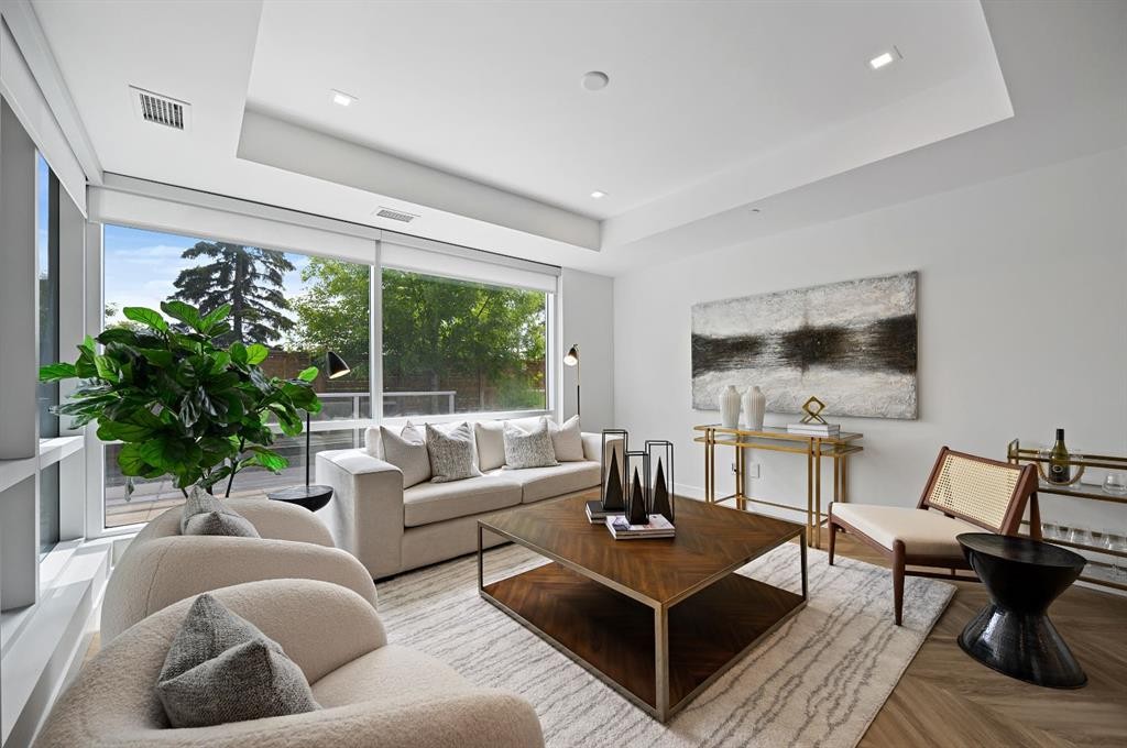 114-8505 Broadcast Avenue Sw, Calgary, AB - Indoor Photo Showing Living Room