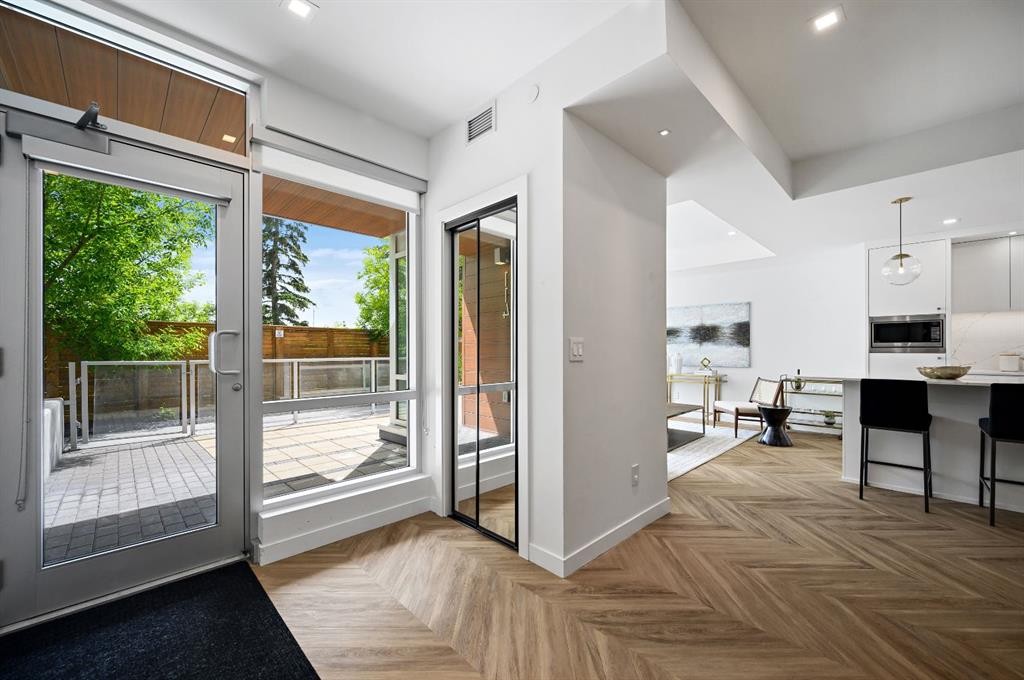 114-8505 Broadcast Avenue Sw, Calgary, AB - Indoor