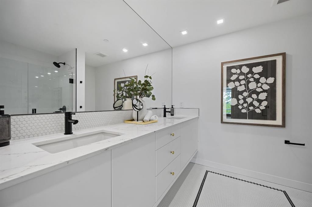 114-8505 Broadcast Avenue Sw, Calgary, AB - Indoor Photo Showing Bathroom