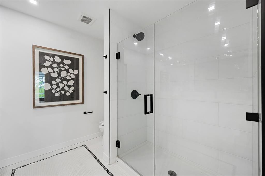 114-8505 Broadcast Avenue Sw, Calgary, AB - Indoor Photo Showing Bathroom