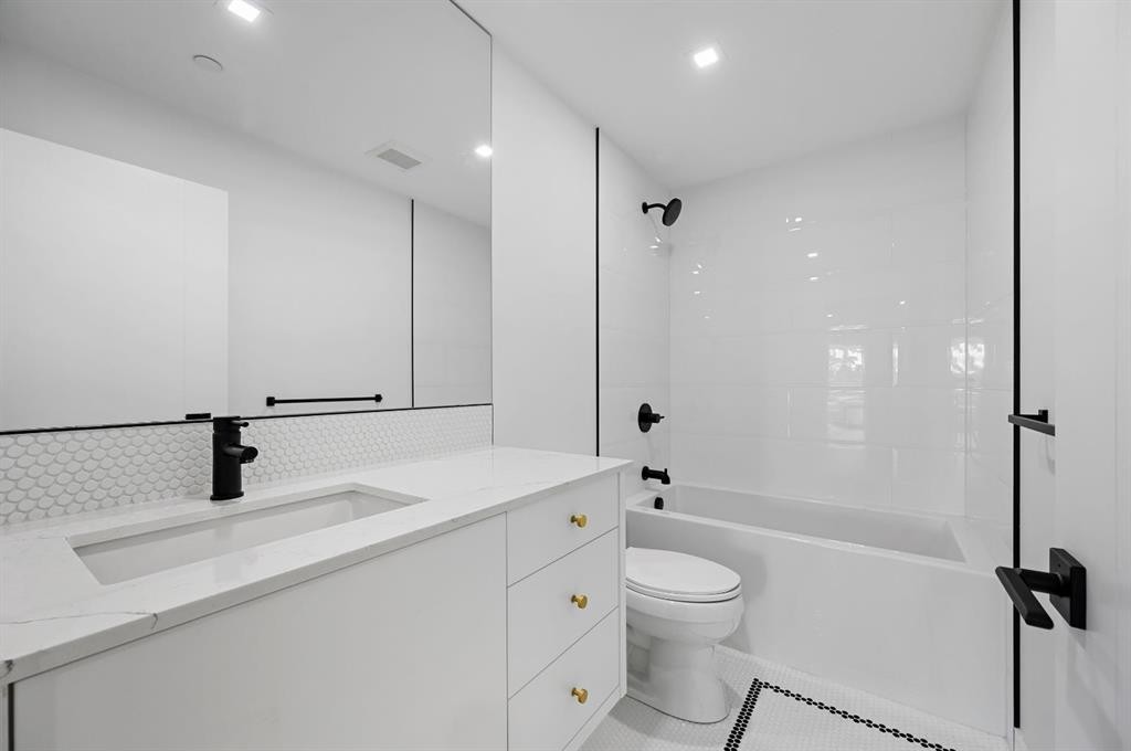 114-8505 Broadcast Avenue Sw, Calgary, AB - Indoor Photo Showing Bathroom