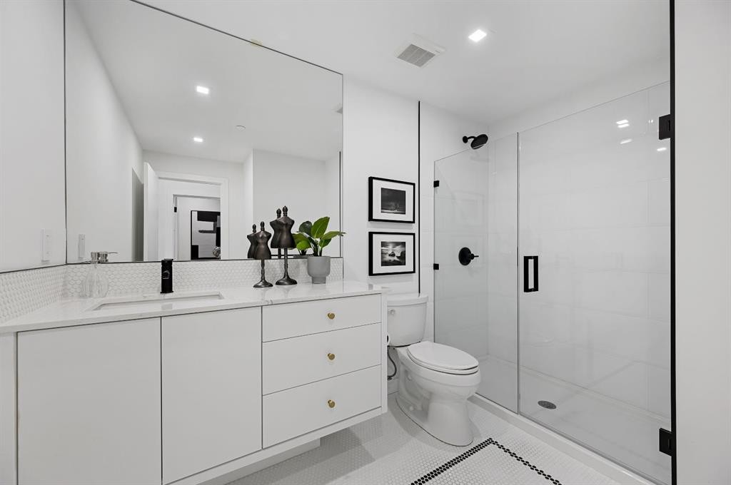 114-8505 Broadcast Avenue Sw, Calgary, AB - Indoor Photo Showing Bathroom