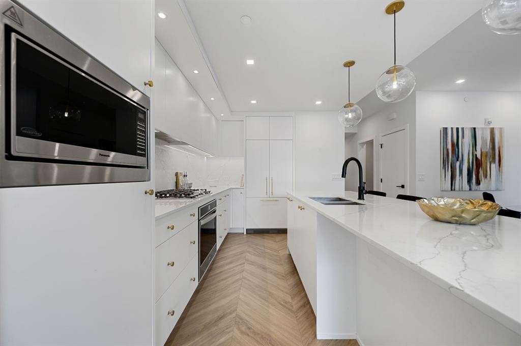 114-8505 Broadcast Avenue Sw, Calgary, AB - Indoor Photo Showing Kitchen With Double Sink With Upgraded Kitchen