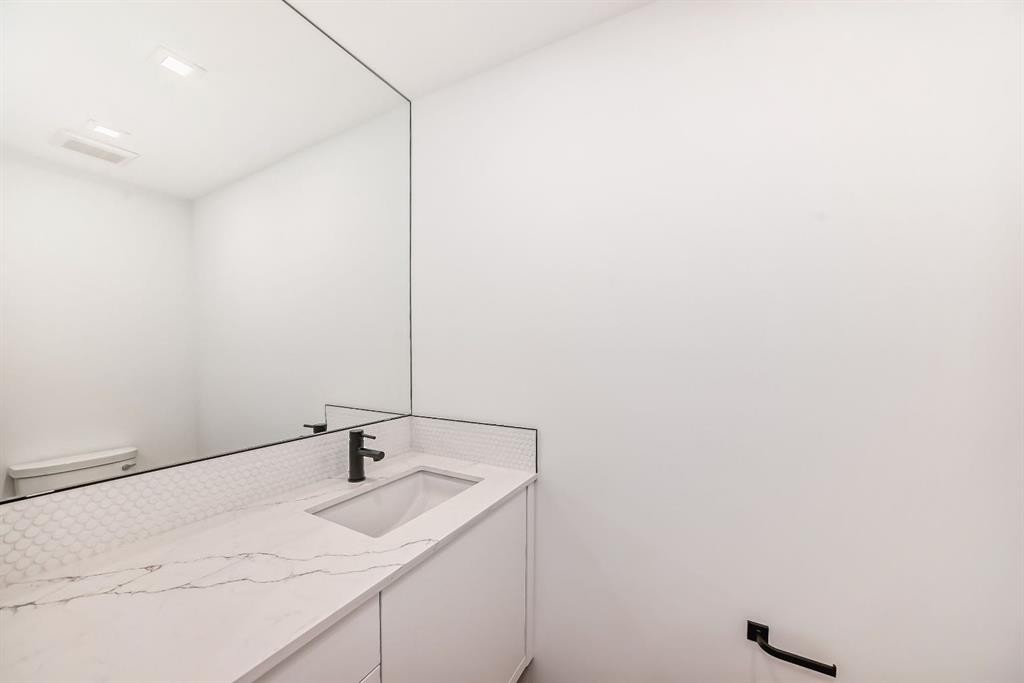 112-8445 Broadcast Avenue Sw, Calgary, AB - Indoor