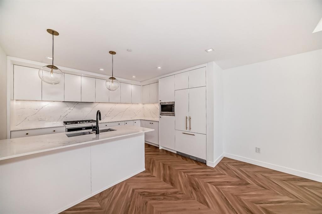 112-8445 Broadcast Avenue Sw, Calgary, AB - Indoor Photo Showing Kitchen With Double Sink