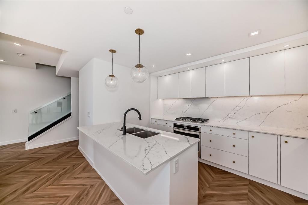 112-8445 Broadcast Avenue Sw, Calgary, AB - Indoor Photo Showing Kitchen With Upgraded Kitchen