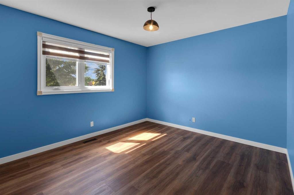 18 West Mcmanus Road, Cochrane, AB