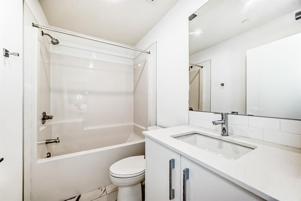 1519-63 Corner Glen Crescent Ne, Calgary, AB - Indoor Photo Showing Bathroom