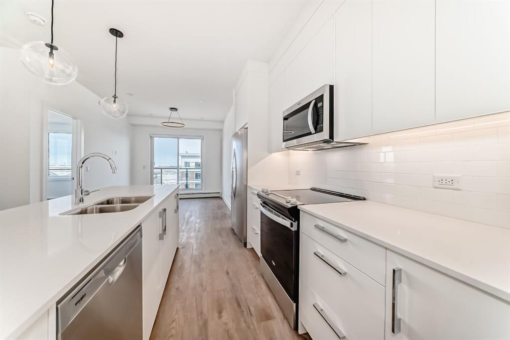 1519-63 Corner Glen Crescent Ne, Calgary, AB - Indoor Photo Showing Kitchen With Double Sink With Upgraded Kitchen