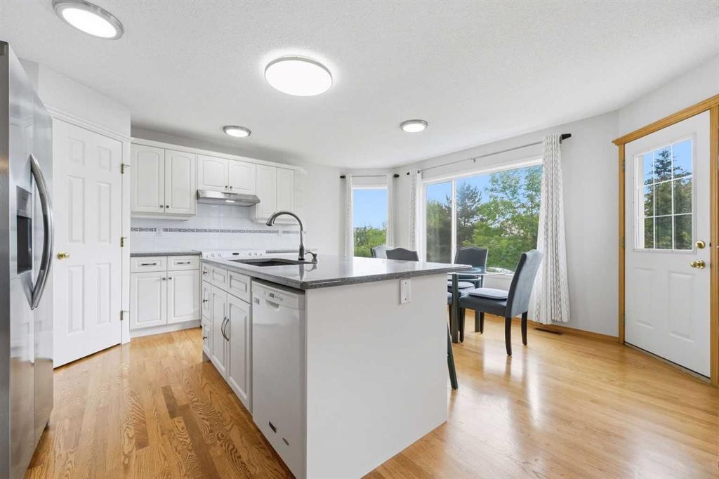 67 Sienna Heights Way Sw, Calgary, AB - Indoor Photo Showing Kitchen