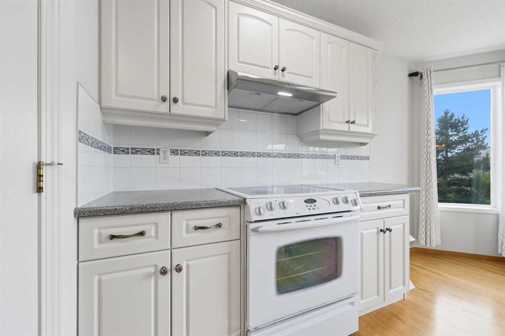 67 Sienna Heights Way Sw, Calgary, AB - Indoor Photo Showing Kitchen