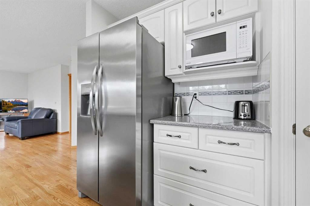 67 Sienna Heights Way Sw, Calgary, AB - Indoor Photo Showing Kitchen