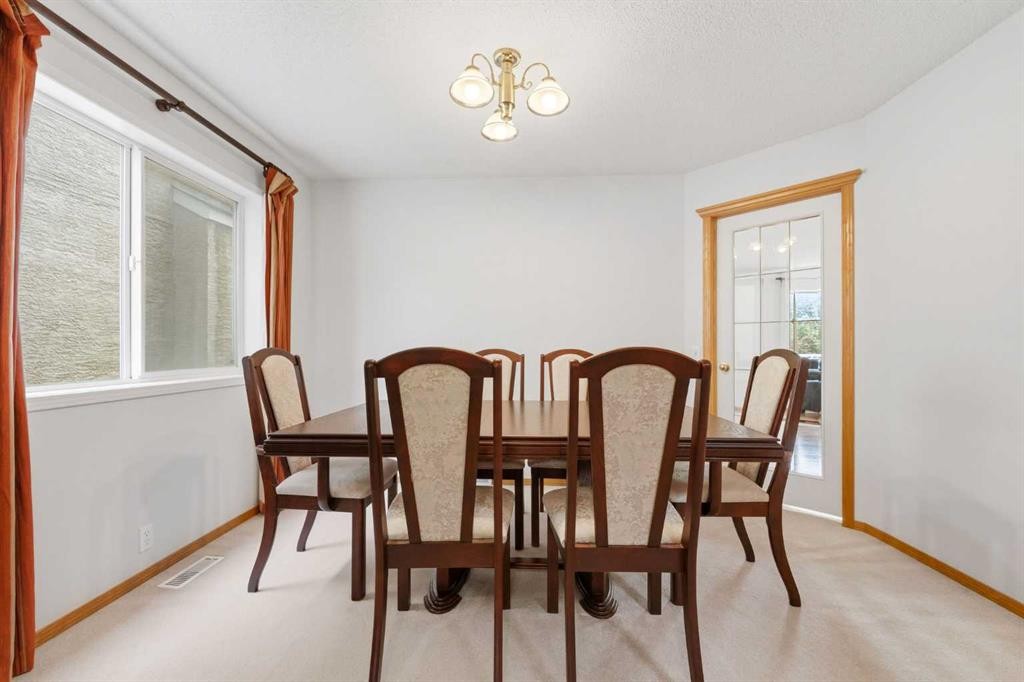 67 Sienna Heights Way Sw, Calgary, AB - Indoor Photo Showing Dining Room