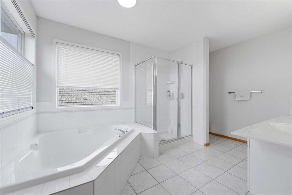 67 Sienna Heights Way Sw, Calgary, AB - Indoor Photo Showing Bathroom