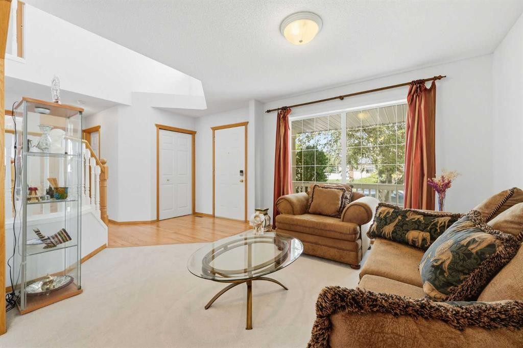 67 Sienna Heights Way Sw, Calgary, AB - Indoor Photo Showing Living Room