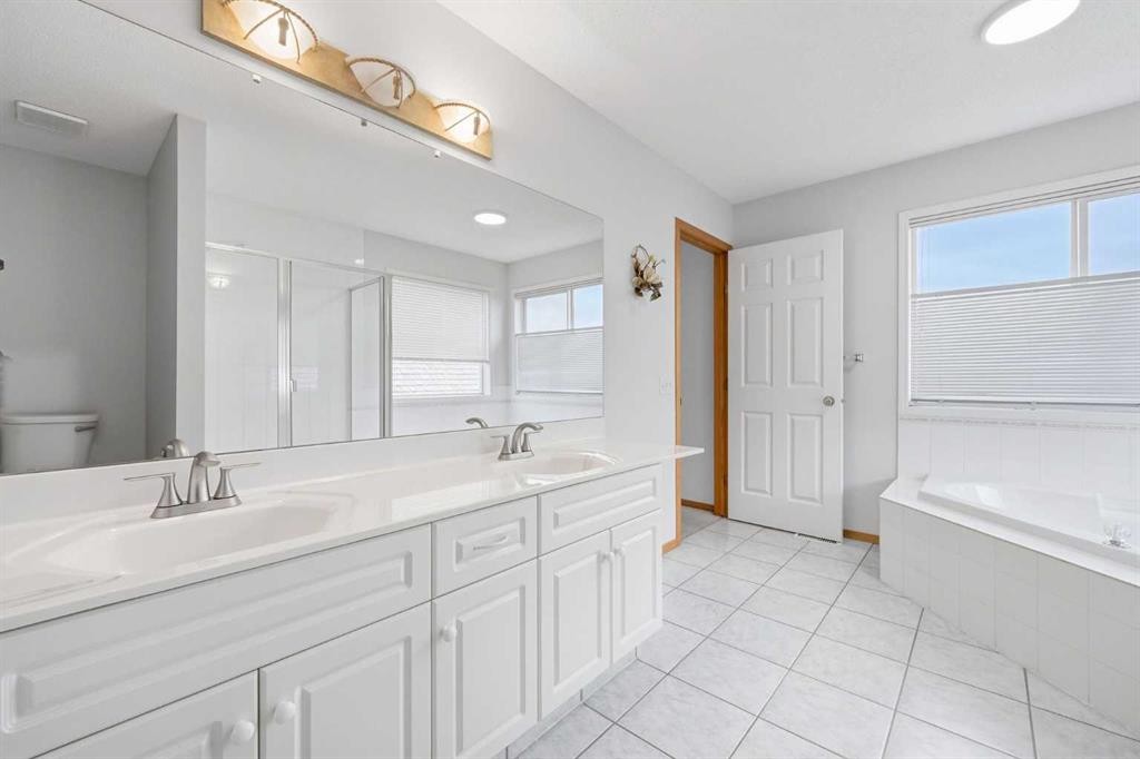 67 Sienna Heights Way Sw, Calgary, AB - Indoor Photo Showing Bathroom