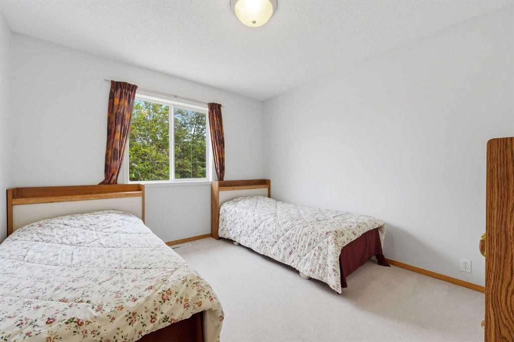 67 Sienna Heights Way Sw, Calgary, AB - Indoor Photo Showing Bedroom