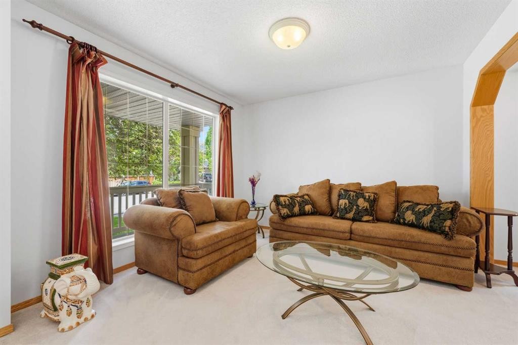 67 Sienna Heights Way Sw, Calgary, AB - Indoor Photo Showing Living Room