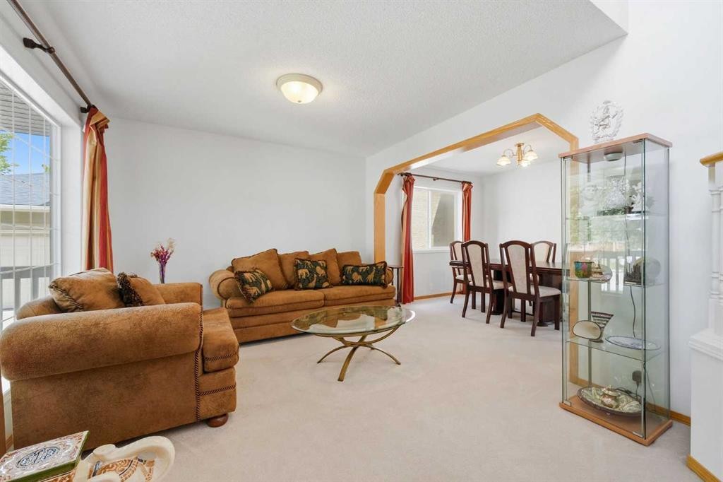 67 Sienna Heights Way Sw, Calgary, AB - Indoor Photo Showing Living Room