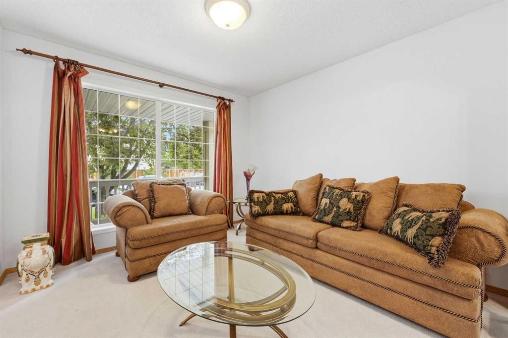 67 Sienna Heights Way Sw, Calgary, AB - Indoor Photo Showing Living Room