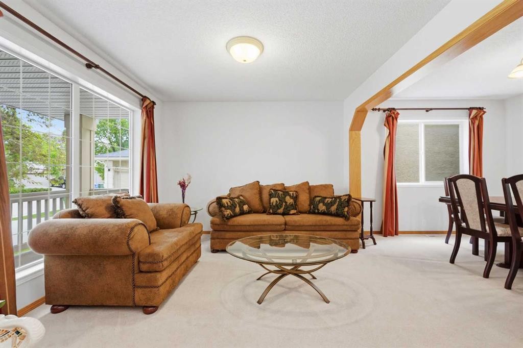 67 Sienna Heights Way Sw, Calgary, AB - Indoor Photo Showing Living Room