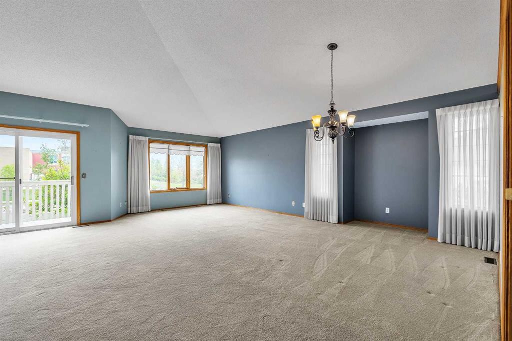 8 Edgepark Villas Nw, Calgary, AB - Indoor Photo Showing Other Room